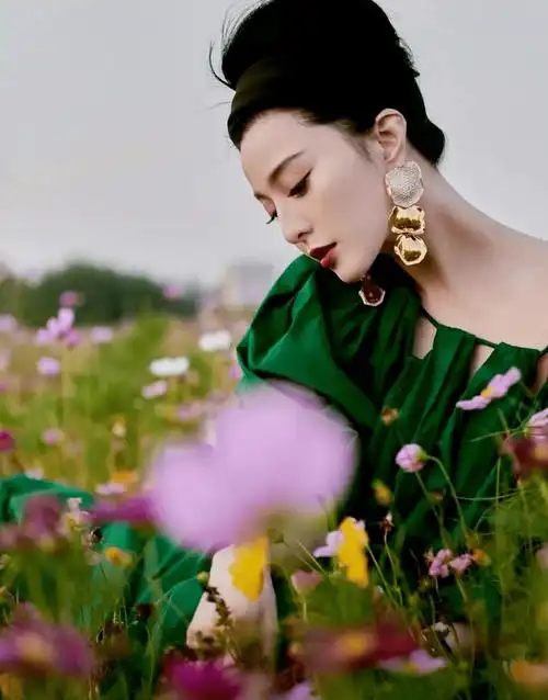 挽起发髻,红唇美妆,冷艳高贵的气场,红毯水准依旧~范冰冰一出场就吸引