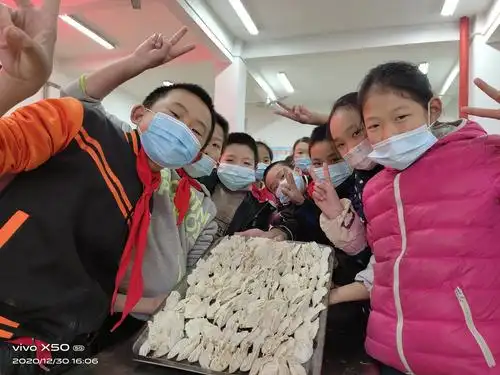 师生齐动手 快乐迎新年 ——义兴小学开展"包饺子 庆元旦 迎新年"活动