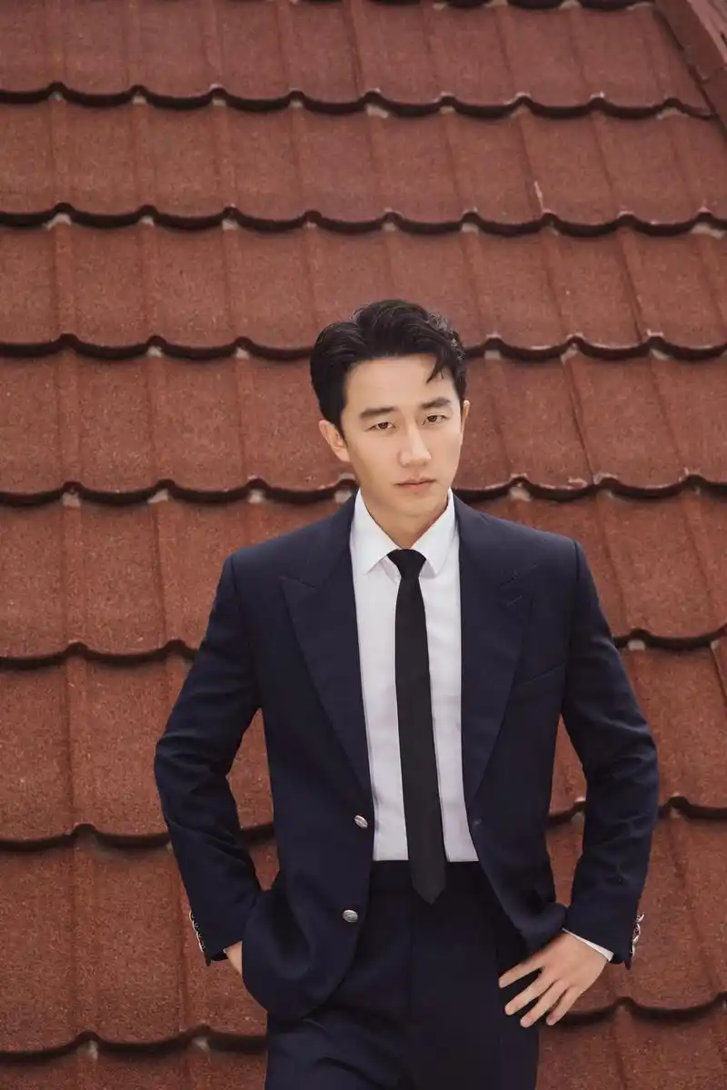 黄轩身着深蓝色西装低调稳重