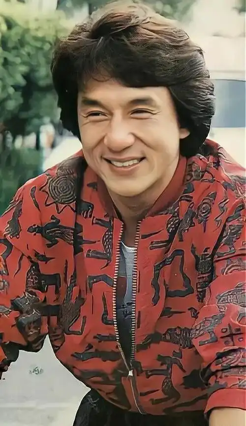 好伤感70岁的成龙老了而708090的青春也已渐渐老去