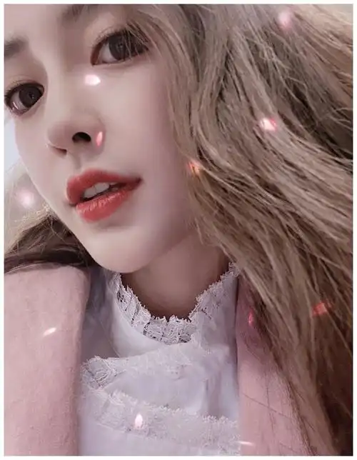 杨颖先是在微博上发了张正常的自拍,并且颇为淘气地发文:想知道连续吃