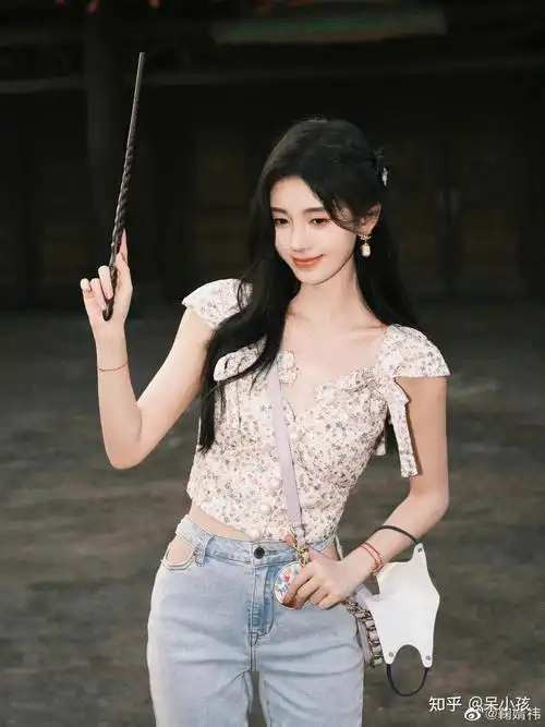 在这个"塌房"的娱乐圈里,鞠婧祎为什么重新火起来了