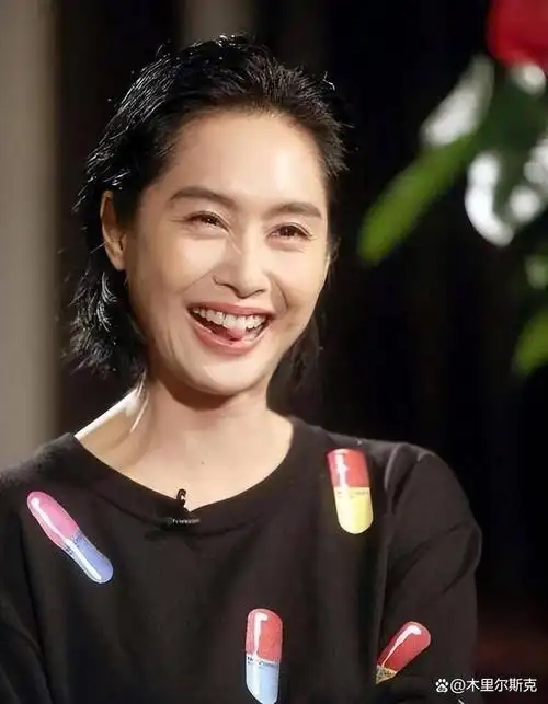 52岁的朱茵:自己住深山残屋,开97年破车,活成娱乐圈里的李子柒