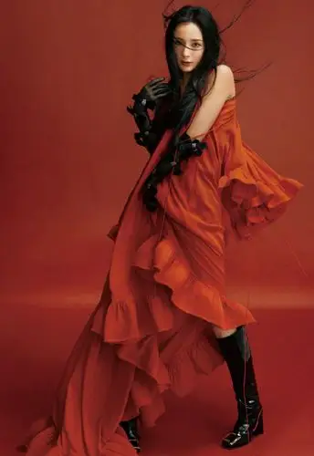 杨幂好有个性黑色轻纱手套镶蝴蝶结搭配橘红色长裙明艳抢镜