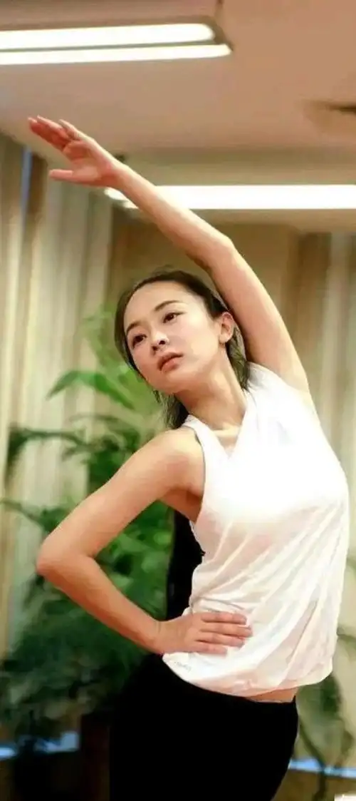 霍思燕在练习跳舞1993年,16岁的袁泉,当时还是位小模特17岁的陈红,长