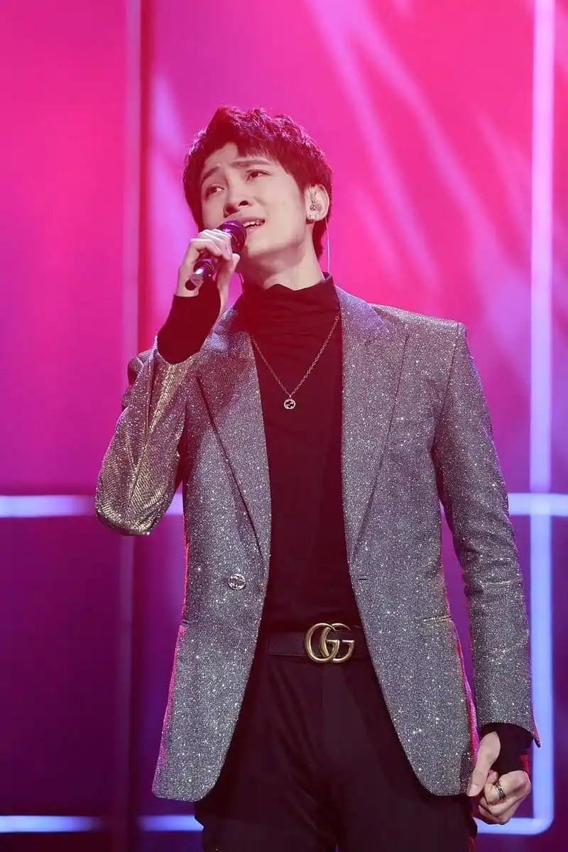 近日,歌手李向哲宣布新恋情,但被前妻邱箫婵曝光婚内出轨,吸毒等丑闻