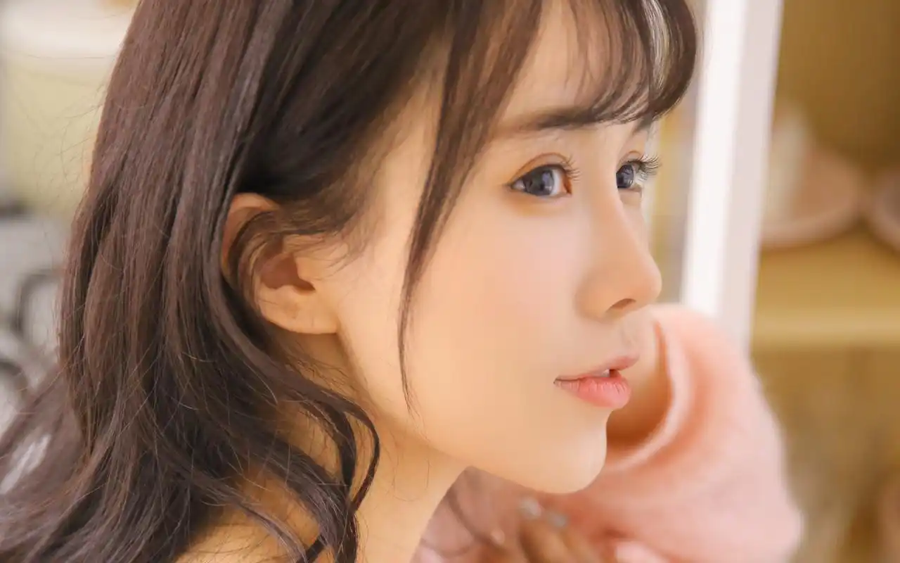 气质性感美女居家唯美文艺写真图片壁纸