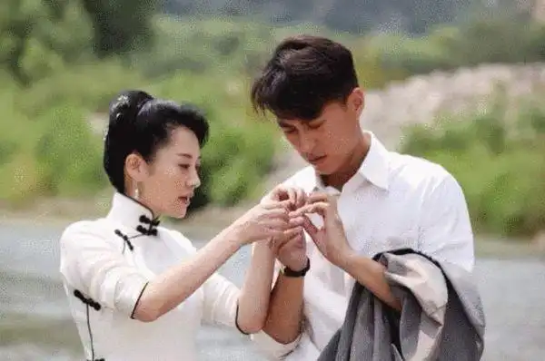 《来势凶猛》京郊杀青许晴靳东谱写乱世恋歌