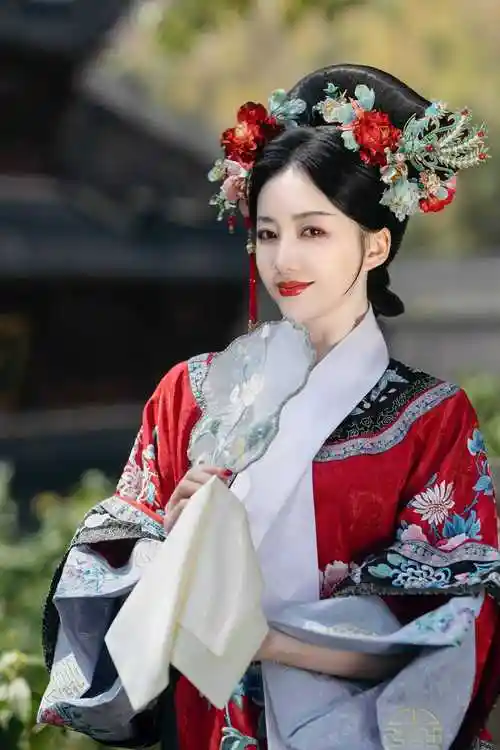 惊艳陈欣予旗装造型曝光红装清冷宛如戏中人