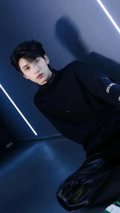 浩翔出现一一一一下,留下四张帅照92@时代少年团-严浩翔