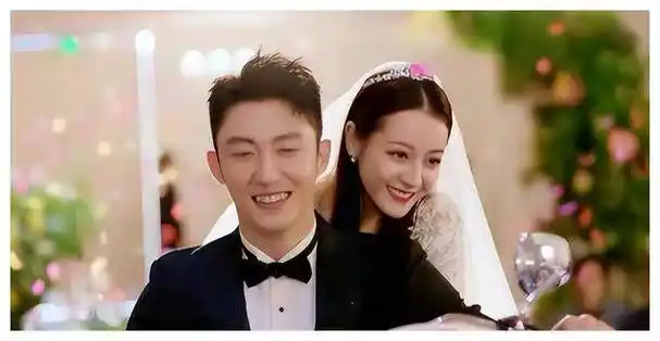 迪丽热巴与黄景瑜同游泰国终于公开承认恋情