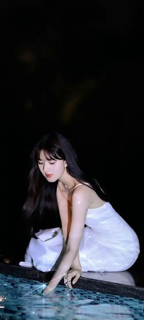 游泳池边赵露思白色裙子戏水壁纸