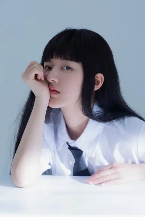 赵露思解锁齐刘海新发型高冷气质展别样个性