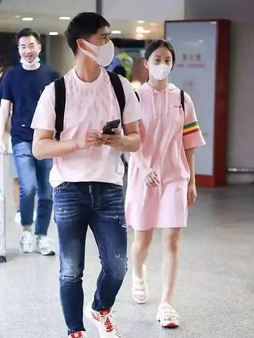 一家四口现身机场,13岁森碟身高即将超过爸爸,小亮仔像叶一茜_田亮