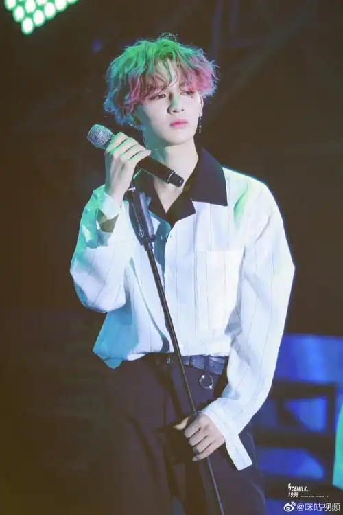 内娱爱豆的神仙发色#@theo-朱正廷简直是行走的人间调色盘!