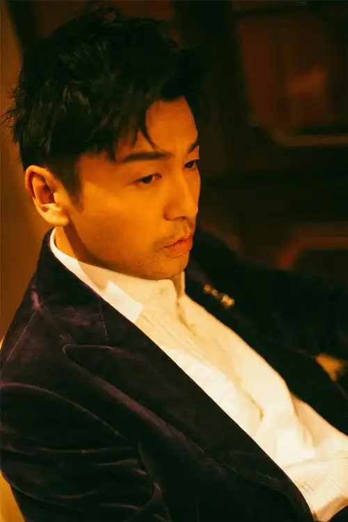 雷佳音暖色写真深情注视 频上热搜人气高