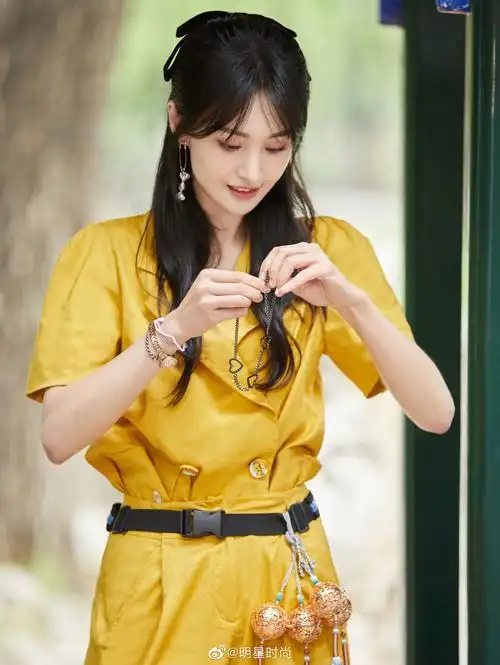 郑爽最新造型,黑色大蝴蝶结搭配连体工装又甜又飒