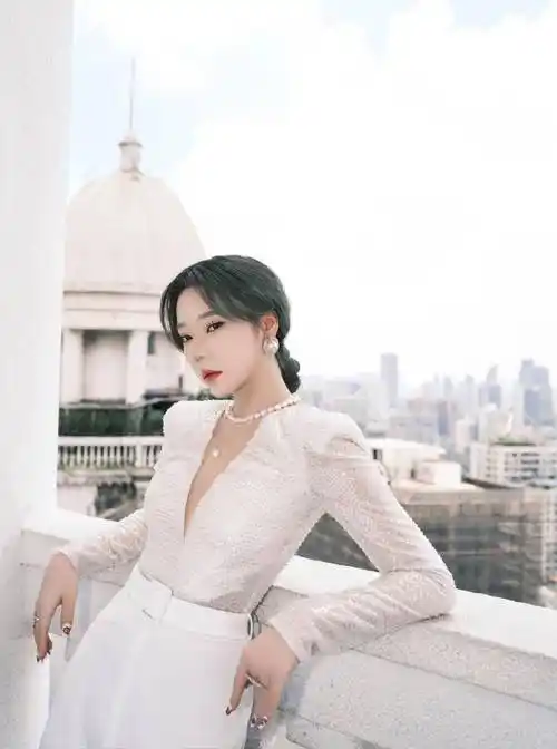 张紫宁个人巡演白色亮片质感裤装造型写真 侧颜精致气质优雅_张紫宁