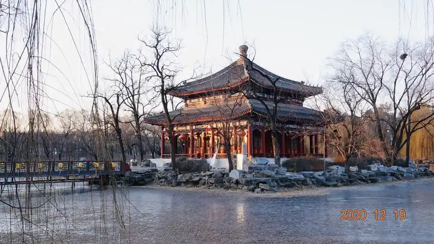 晨光照耀鉴碧亭