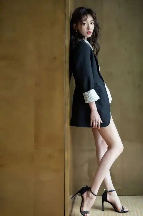 大头娃娃吴谨言走完红毯开心到甩飞戒指表情瞬间成为亮点