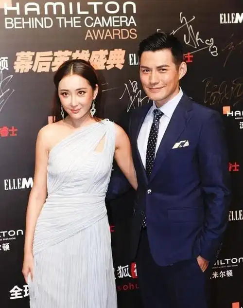 严屹宽妻子身材这么好穿单肩裙配高跟鞋优雅成熟挺高级的