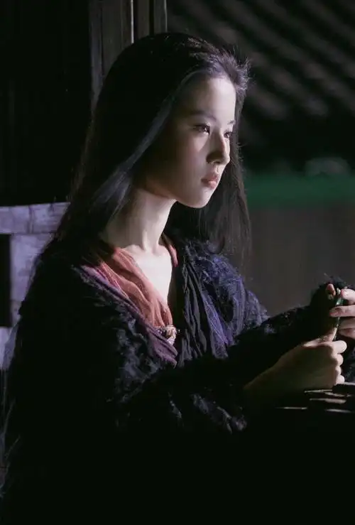 刘亦菲,1987年8月25日出生于湖北省武汉市,华语影视女演员,歌手