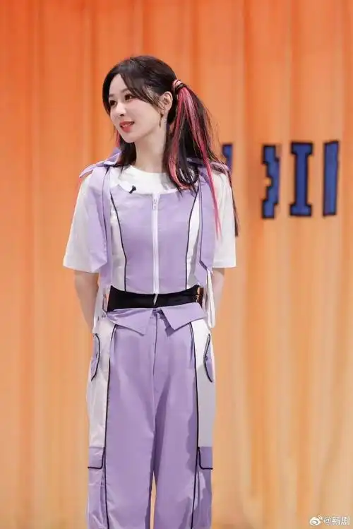 杨紫粉色挑染双马尾#杨紫:今晚带着我的个人技和舞蹈闪亮回归90