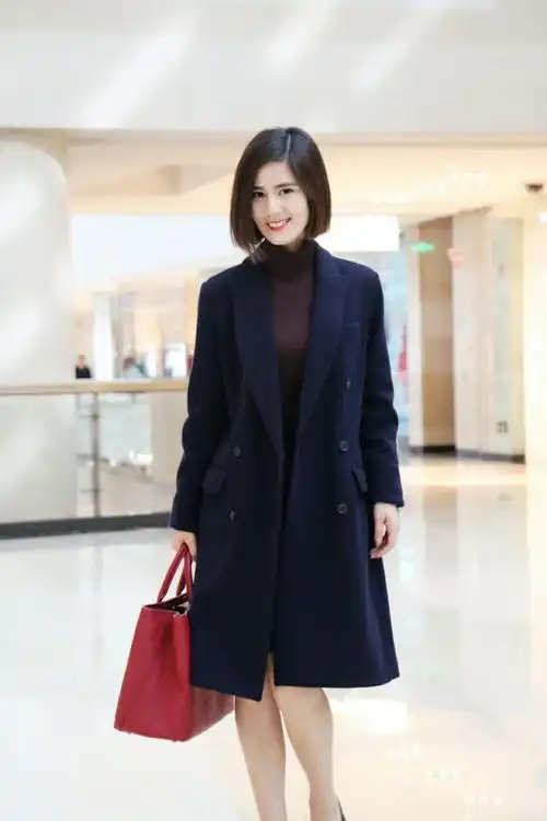 本季藏蓝色系羊绒大衣,自然流畅的修身剪裁,演绎秋冬优雅知性!