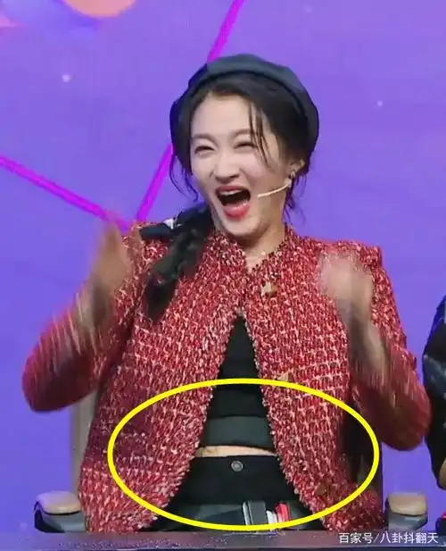 关晓彤只顾大笑,忘了穿的背心,无意露出小腹:真实肤色藏不住了