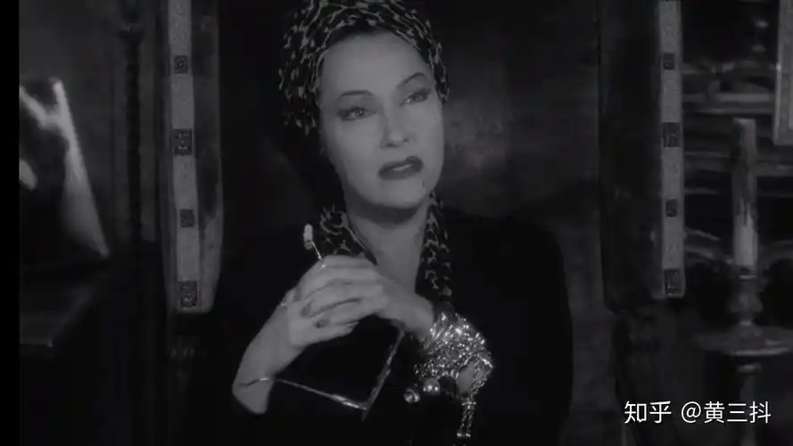 电影师父里宋佳抽烟时戴在手指上的那个小架子是什么东西