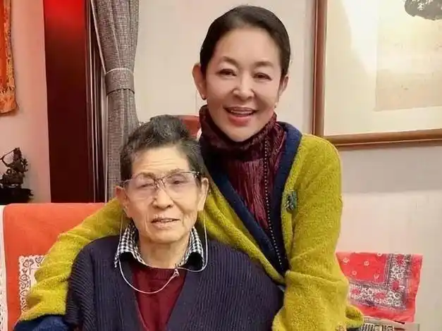 倪萍在65岁的年纪通过自学针灸治好了老母亲的大小便失禁症状