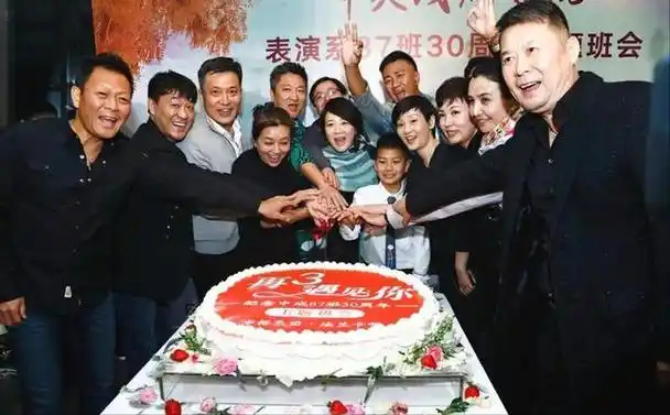 回顾演员何冰为何结婚几十年0绯闻看看妻子是谁就知道了