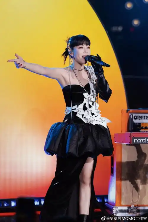 吴莫愁超话#登陆月光岛企划#沐浴月光,和@吴莫愁momo-在秋夜来一场