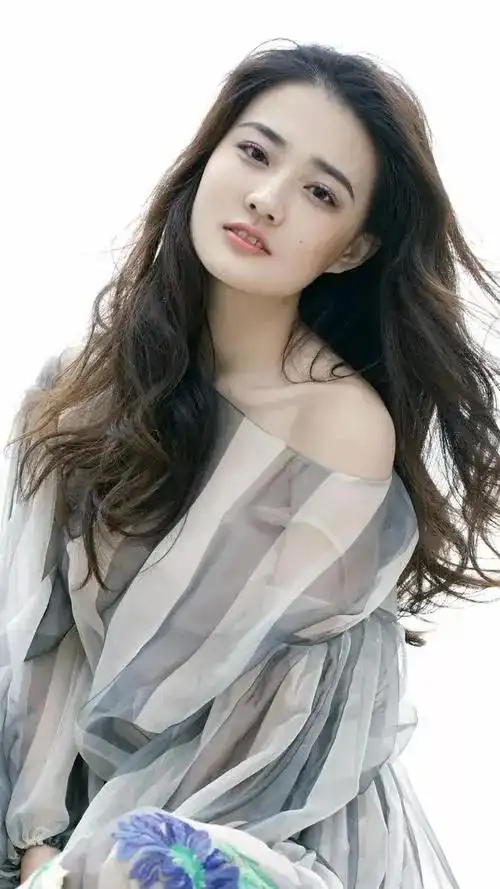 27岁徐璐现身午夜霓虹街头,变身撩人女孩,马甲线清晰可见