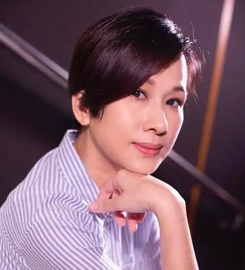 知名港星文颂娴复出!短发亮相状态冻龄,自曝tvb太卷才决定离巢