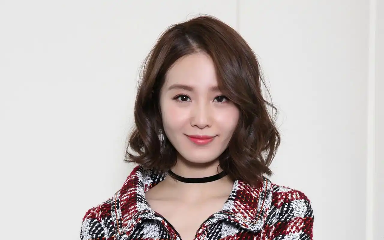 刘诗诗短发甜美气质写真图片桌面壁纸高清大图预览1920x1200_大陆明星