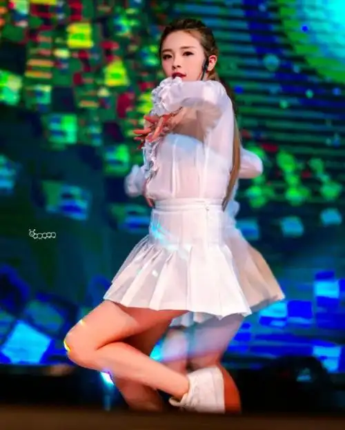 火箭少女杨超越热舞变身美少女战士上演热舞大秀性感