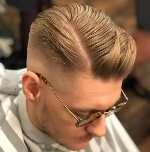 这款背头发型用梳子梳理出了纹理感,显得又酷又帅,个性十足,让你轻松