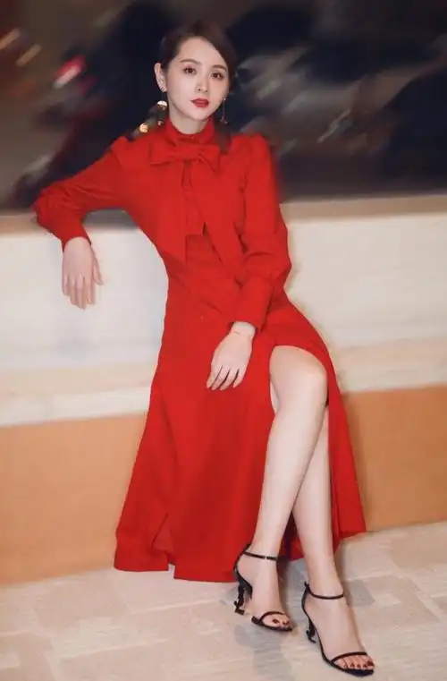 往下看,她选择了一件红色的长裙穿在身上,鲜艳的颜色,整体给人的感觉