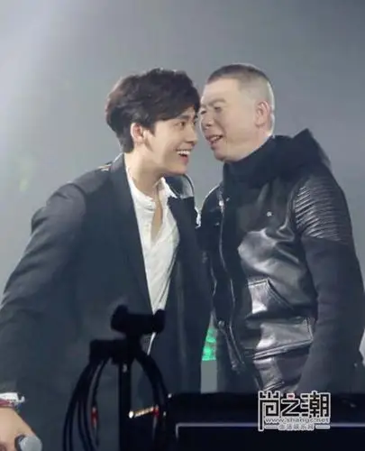 老炮儿演唱会李易峰粤语歌致敬摇滚 与冯小刚戏外感情深