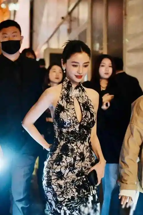 杨颖失宠降级,与杨超越同框,迷茫写满脸!_明星_一线_事件