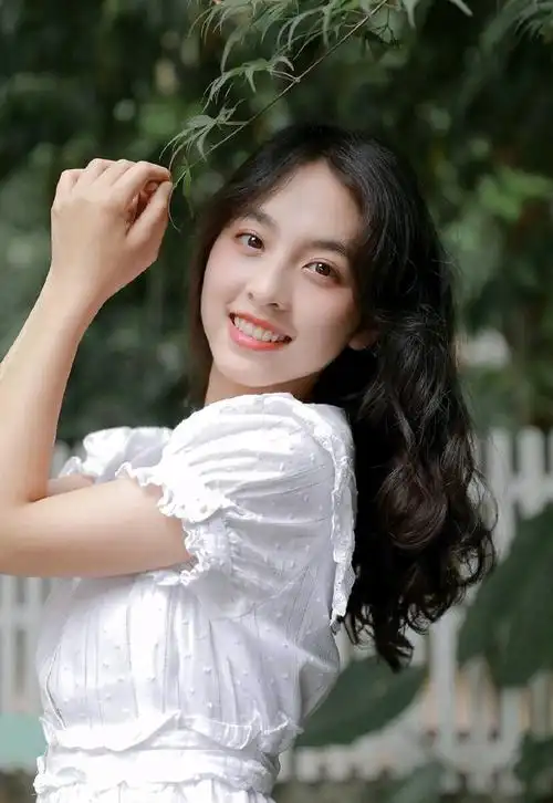 优雅漂亮有气质的女孩鑫鑫花园拍摄照片