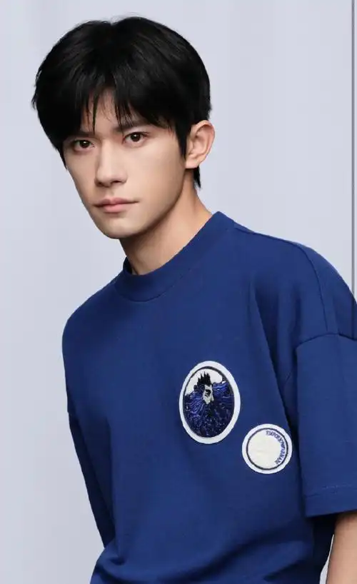 易烊千玺蓝色t恤造型