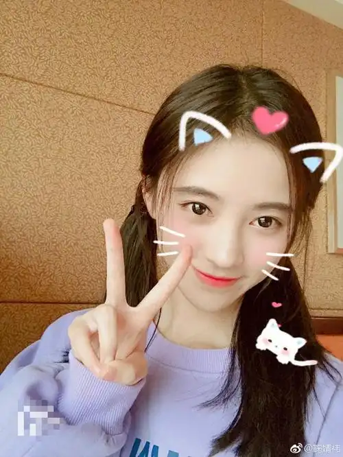 鞠婧祎送千万粉丝福利扎双马尾比耶眨眼贴纸可爱
