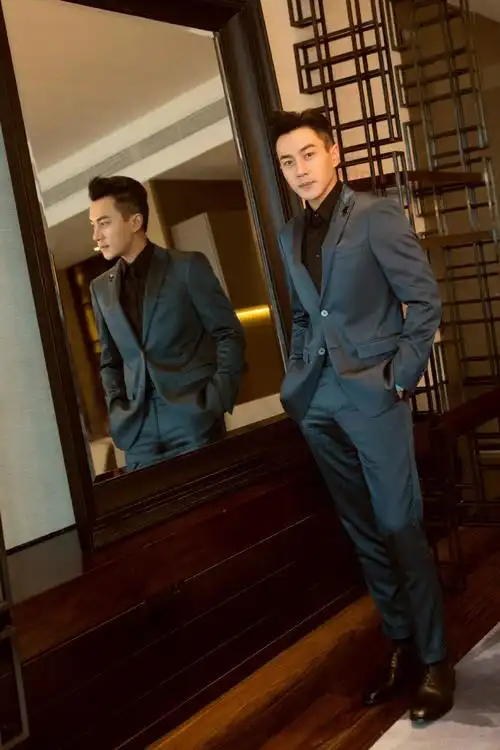 刘恺威的侧颜杀真绝,穿西装笔挺俊朗,看不出是"奔五的大叔"