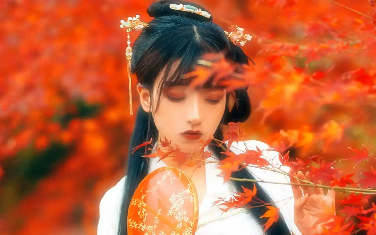 冷艳古风美女枫叶林写真图片壁纸