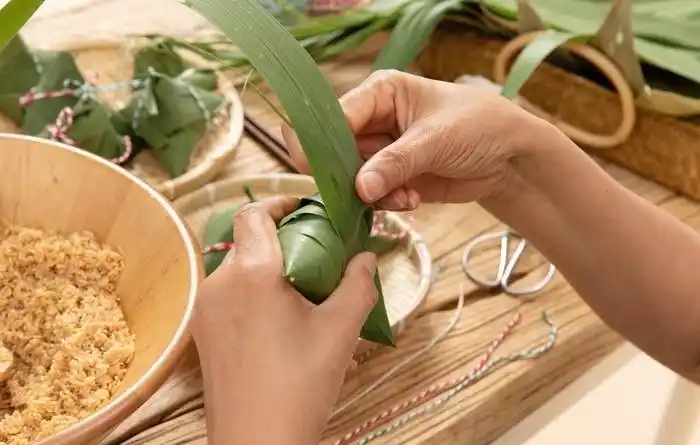 端午节包粽子图片