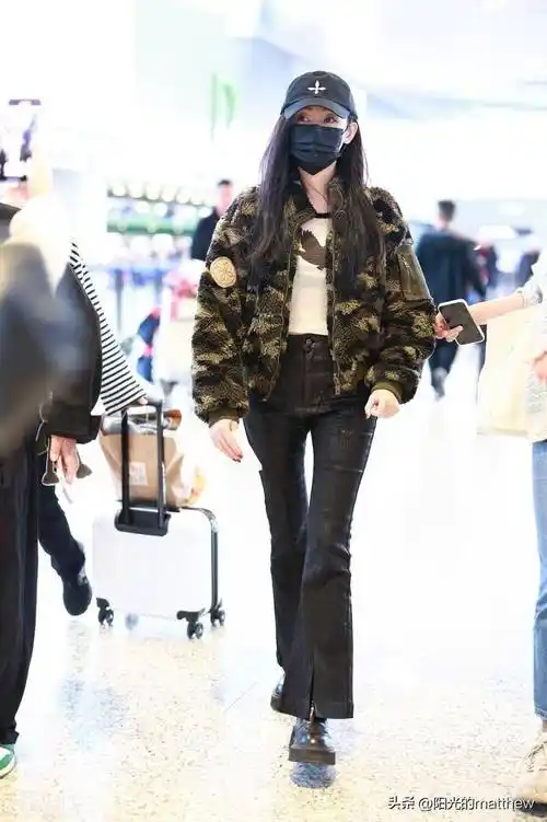 张天爱上海出发,迷彩毛绒外套甜酷十足_机场