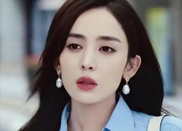 中国当红电视剧《恋恋红尘》正备受瞩目,然而,古力娜扎的出现却引来了