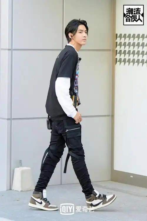 吴亦凡遇台风宅家打游戏 感叹:我好可爱啊